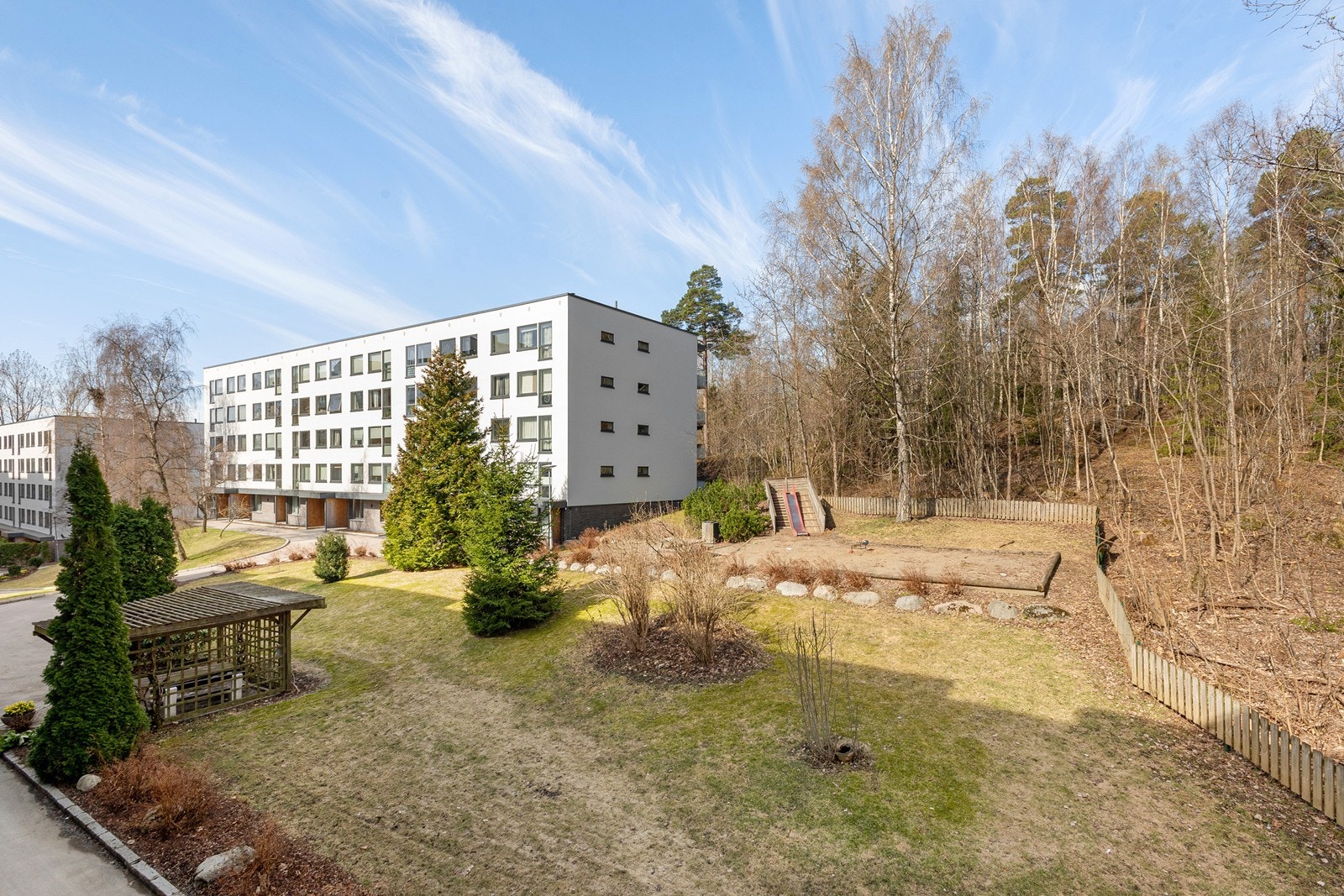 Balkongen vender ut mot hyggelige fellesarealer og skogsområdet i bakkant. En godt skjermet og solrik beliggenhet. Galleribilde