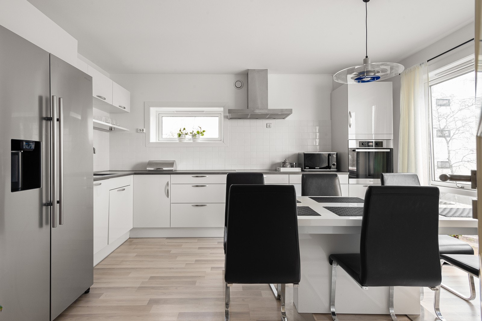 HTH-kjøkken fra 2011. I tillegg helt ny benkeplate og vask. Godt med skap- og benkeplass. Galleribilde