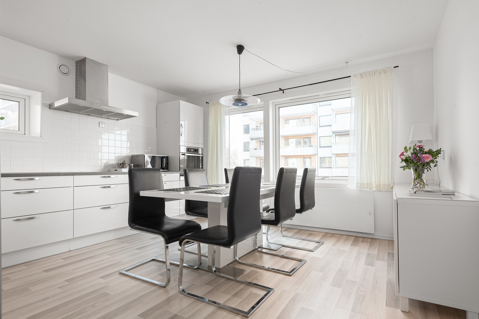 Romslig og tiltalende kjøkken med plass til stort spisebord. Galleribilde