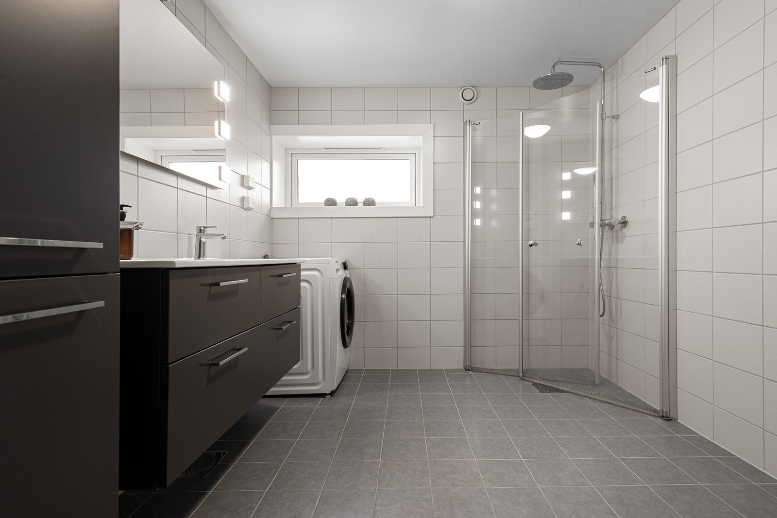 Stort flislagt bad som ble rehabilitert i 2018 i regi av borettslaget. Galleribilde