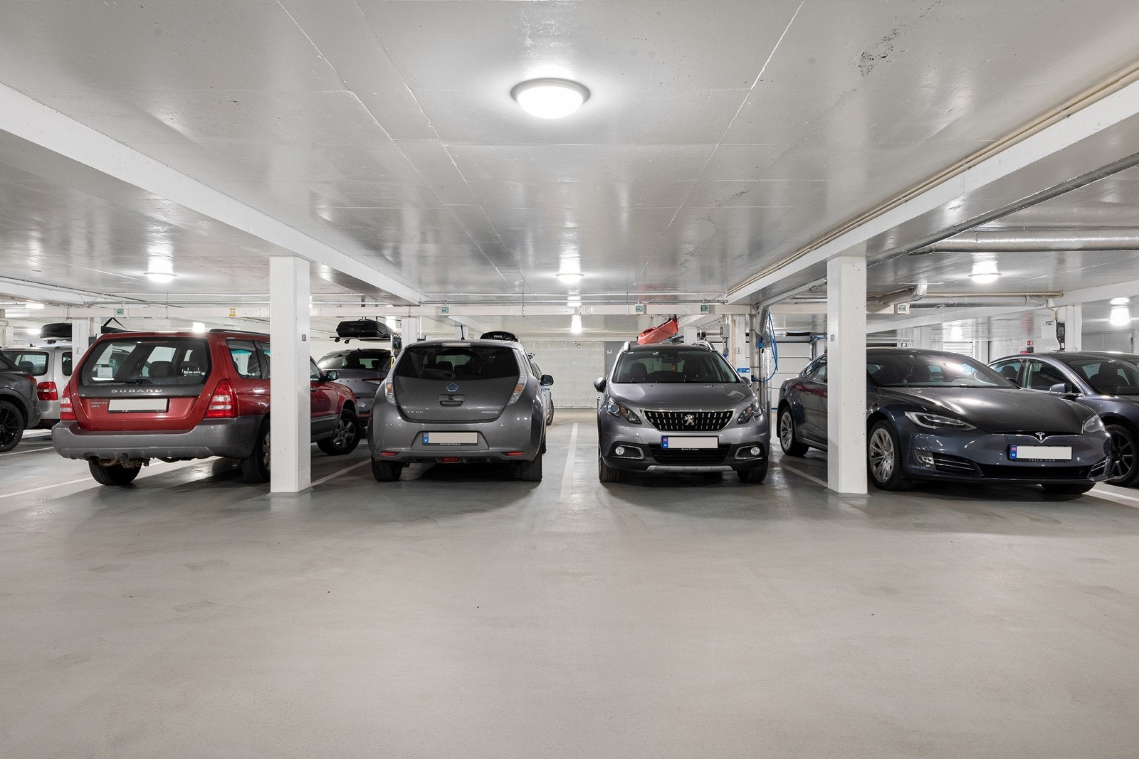 Det medfølger garasjeplass med lader til el-bil. Galleribilde