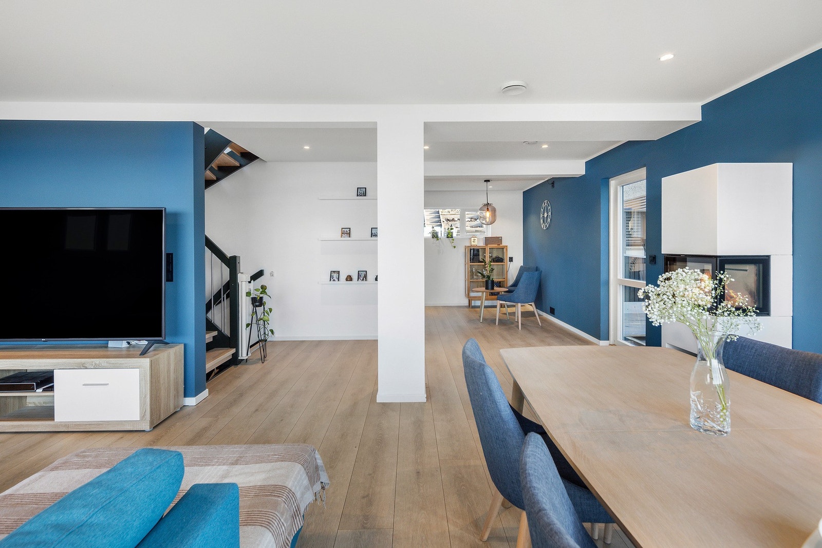 Her har du lekker, slitesterk laminat og downlights i tak. Galleribilde