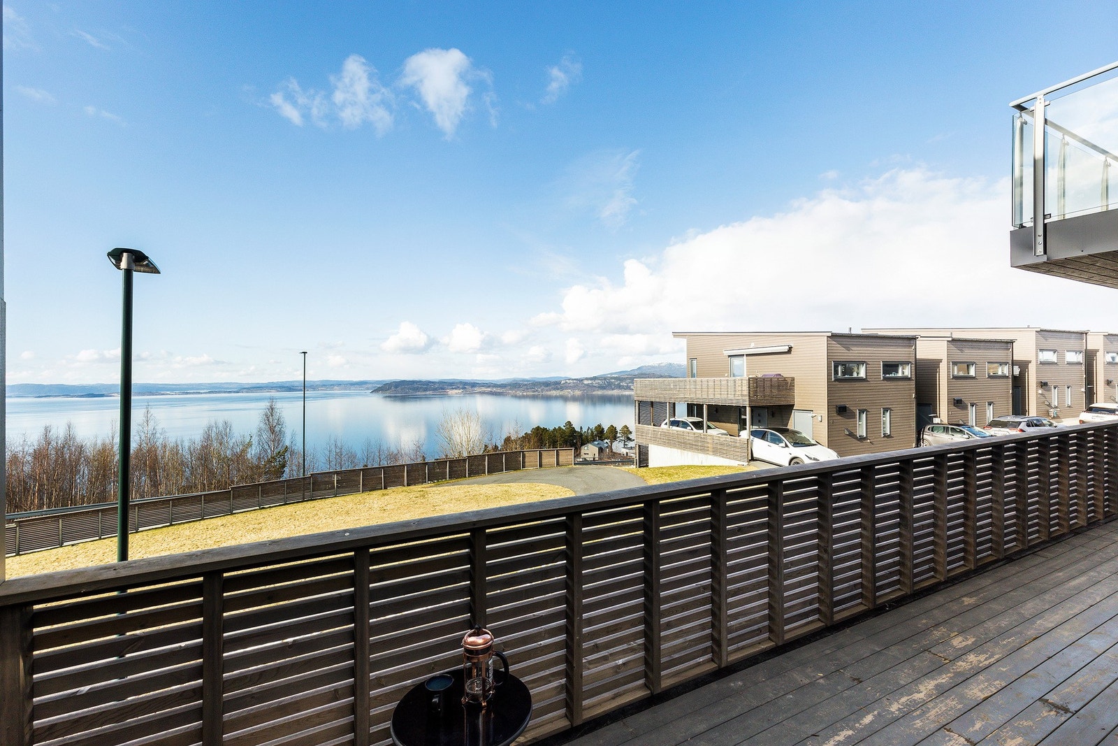 Fra stuen har du utgang til denne verandaen med fantastisk sjøutsikt. Galleribilde
