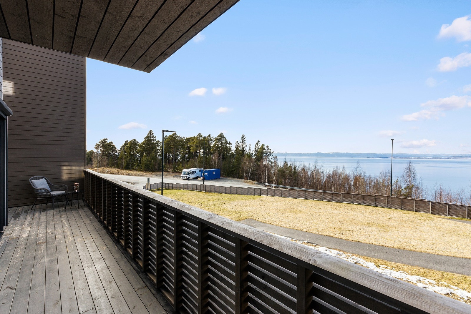 Verandaen strekker seg rundt boligens nord- og østside. Galleribilde