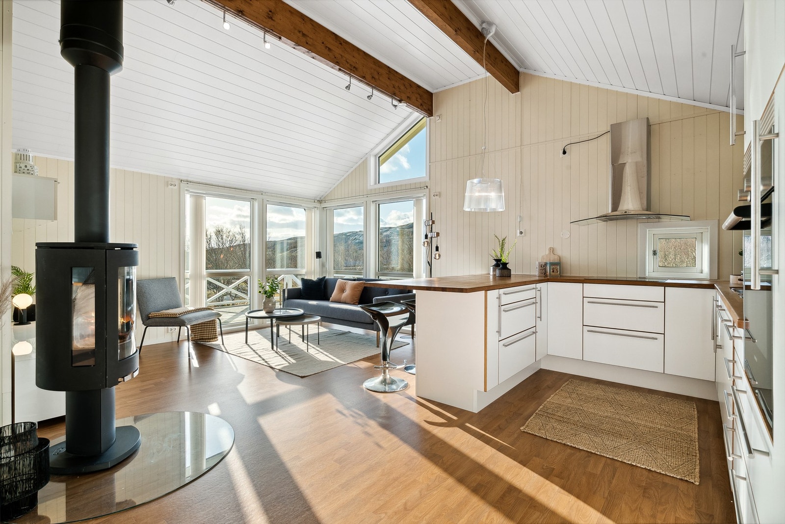 Pent kjøkken med hvitevarer Galleribilde