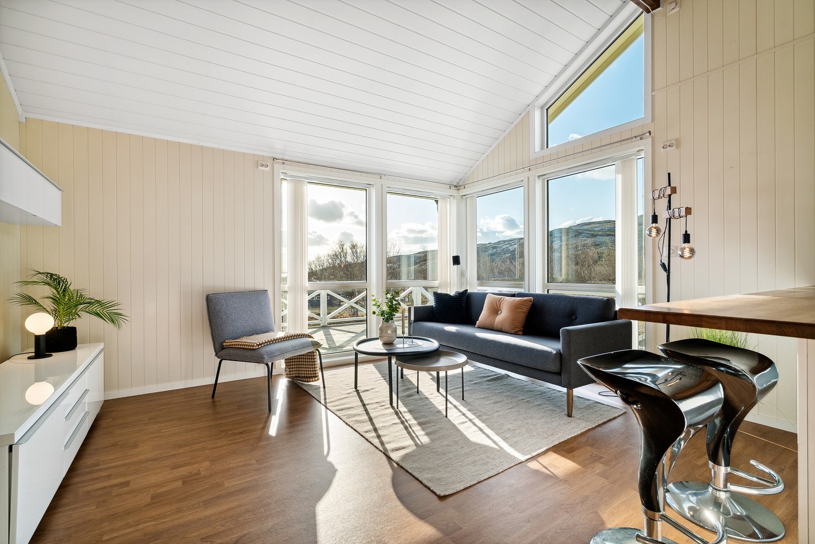 Lys og flott stue med åpen kjøkkenløsning Galleribilde