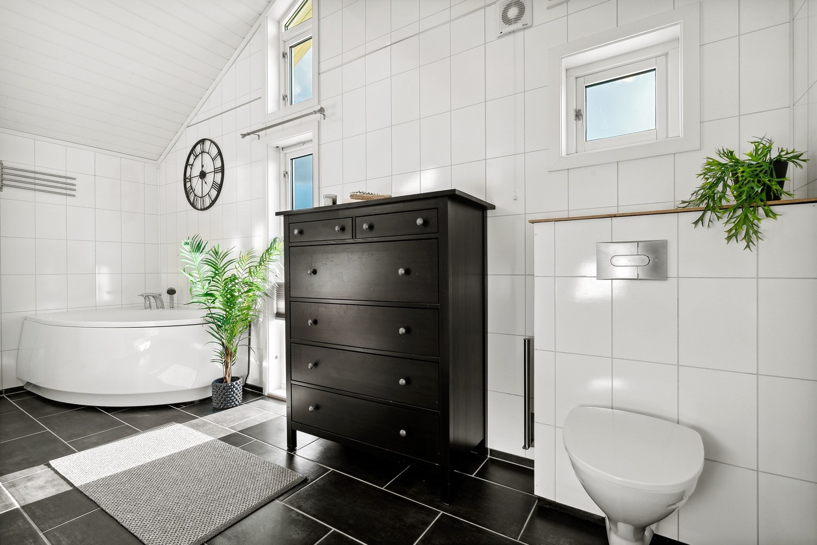 Det er ett stort bad og ett vaskerom Galleribilde