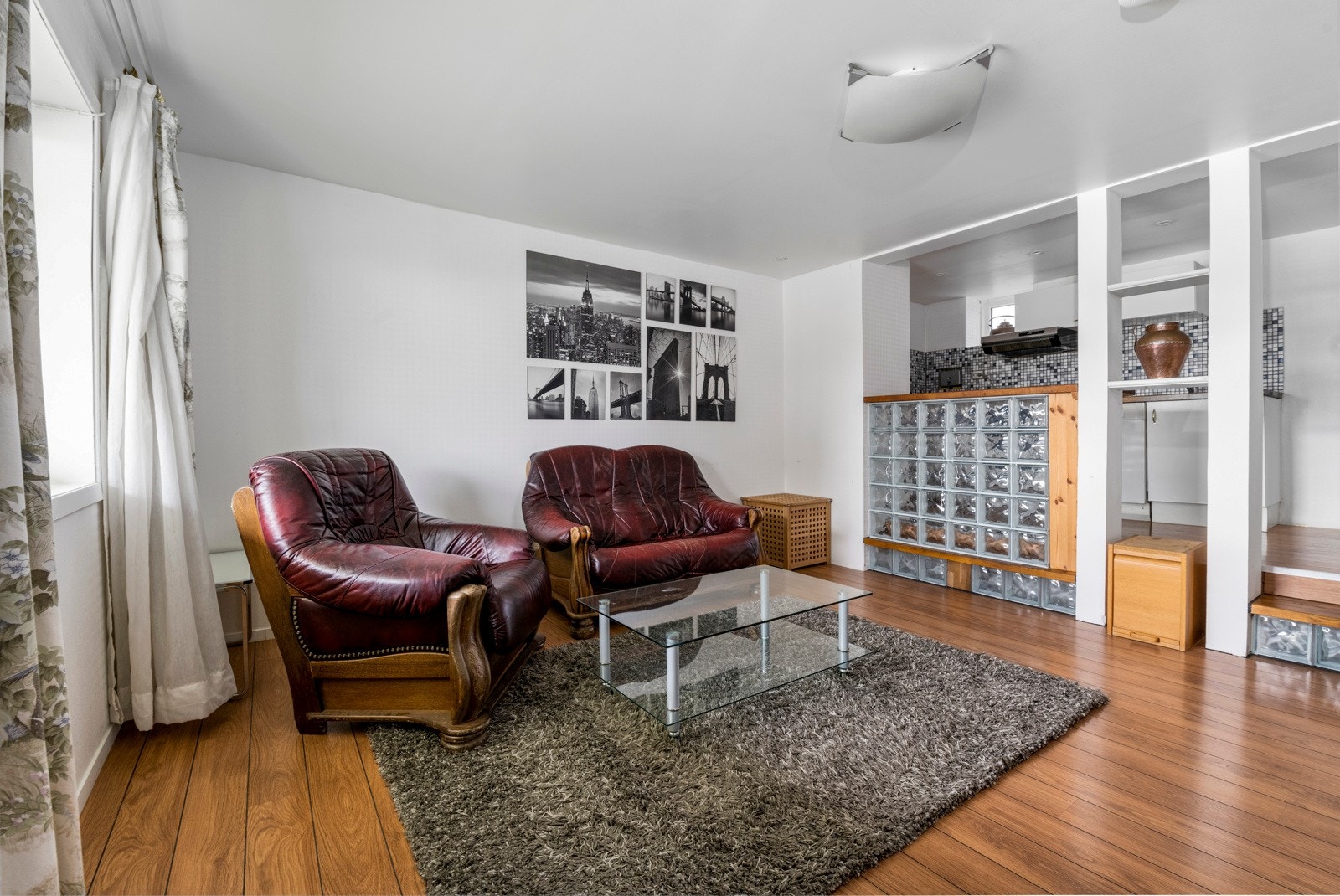 Stue med åpen løsning mot kjøkkenet Galleribilde