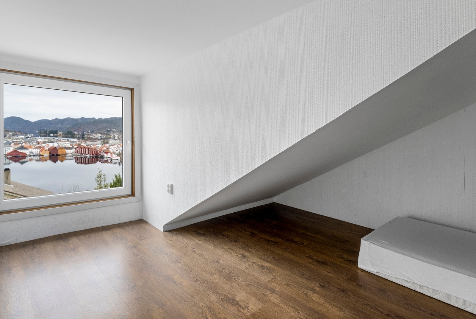 Det er laget til et ekstra rom oppe. Her er det lav takhøyde. Ca 1.70m Galleribilde