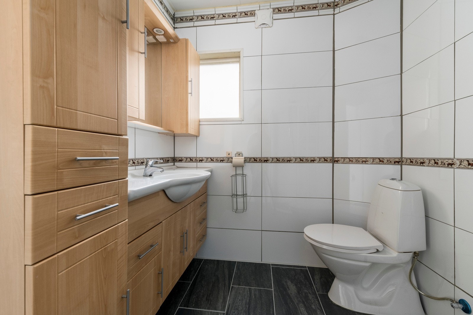 Fliselagt bad i hovedetasjen. Galleribilde