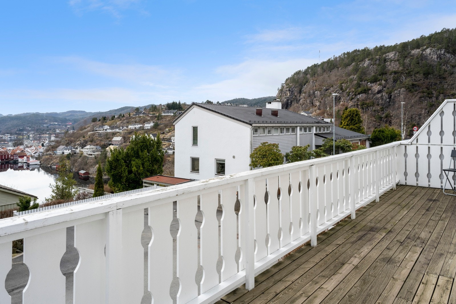 Veranda på framsiden med gode sol- og utsiktsforhold. Galleribilde