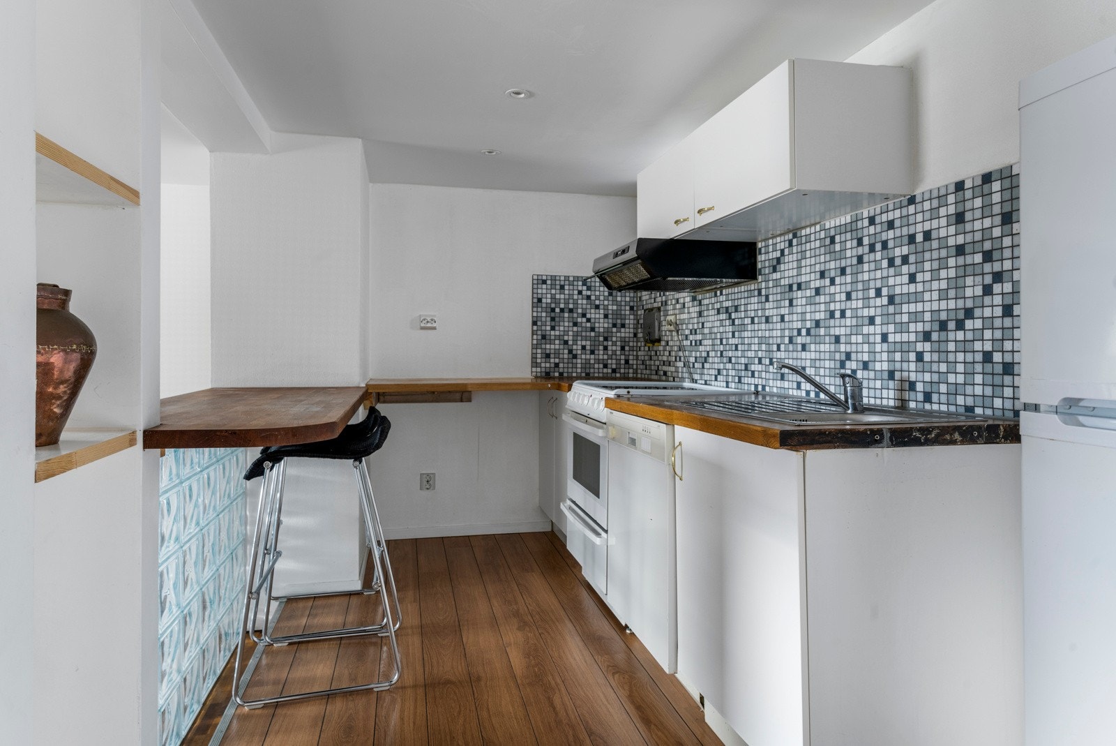 Kjøkken, med barløsning mot stuen. Galleribilde