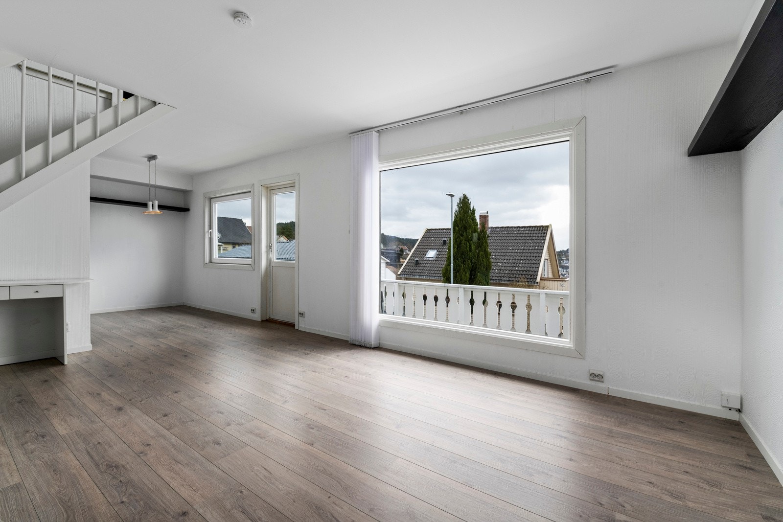 Stue med store vindusflater og flott utsikt. Galleribilde