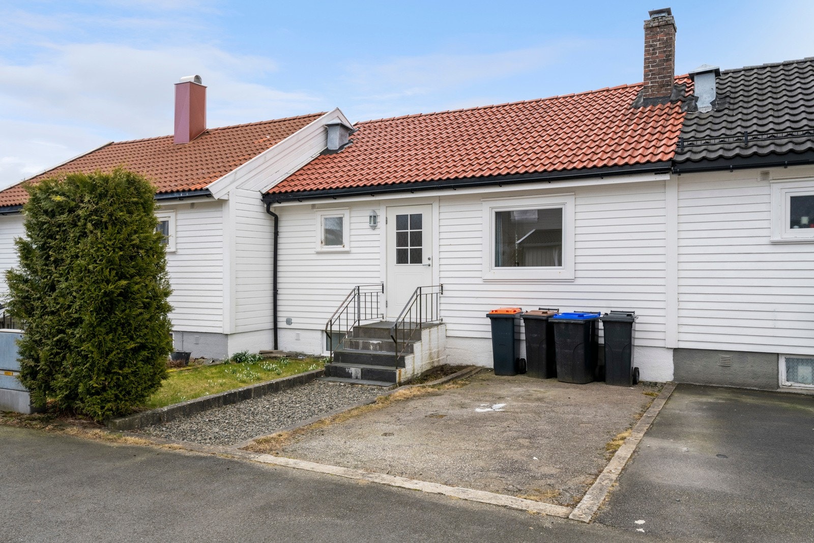 Parkering på baksiden og inngangsparti hovedetasjen. Galleribilde