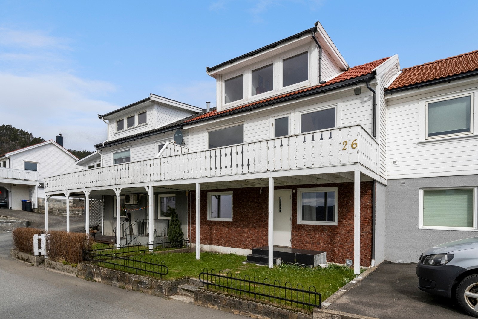 Fasade og inngangsparti underetasjen. Galleribilde