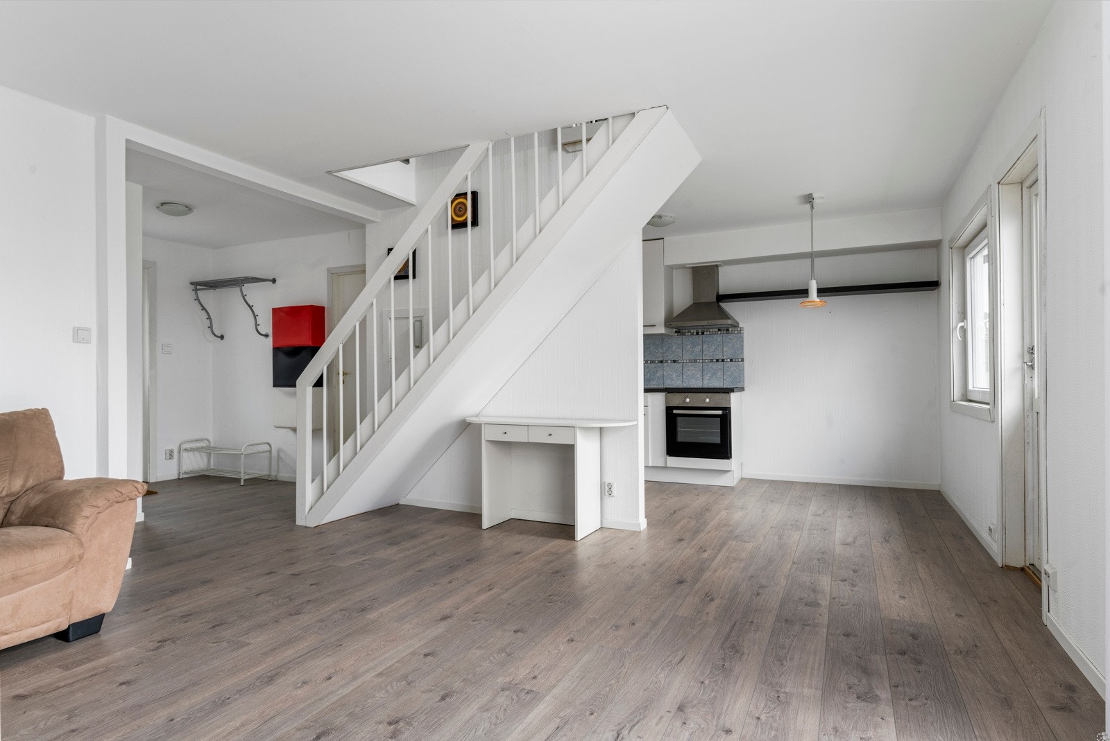 Lys stue med trapp opp til loftsetasjen. Galleribilde