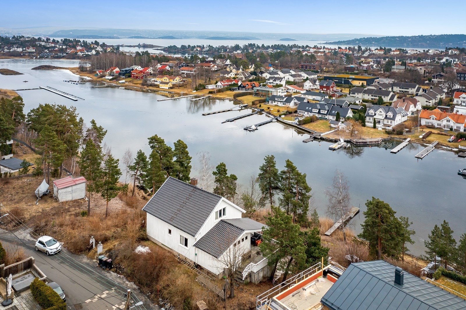Beliggende på høydedrag med flott utsikt og gode solforhold. Galleribilde