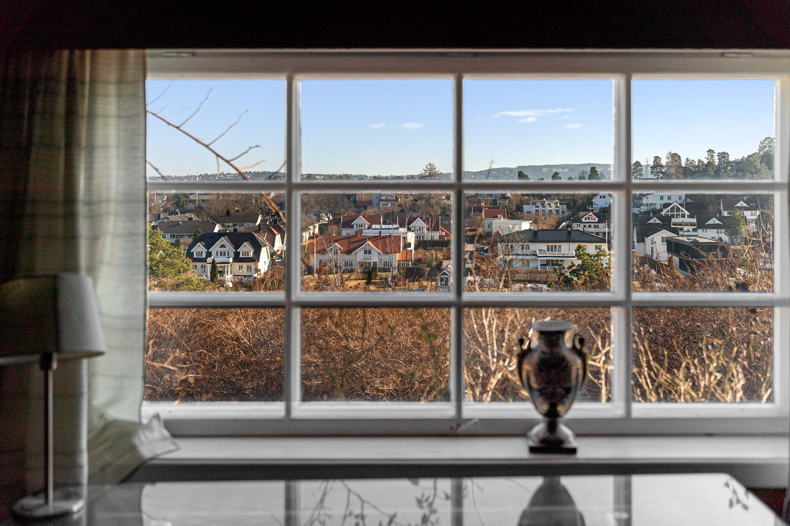 Store rom og vindusflater som gir vakkert lysinnslipp hele dagen. Galleribilde