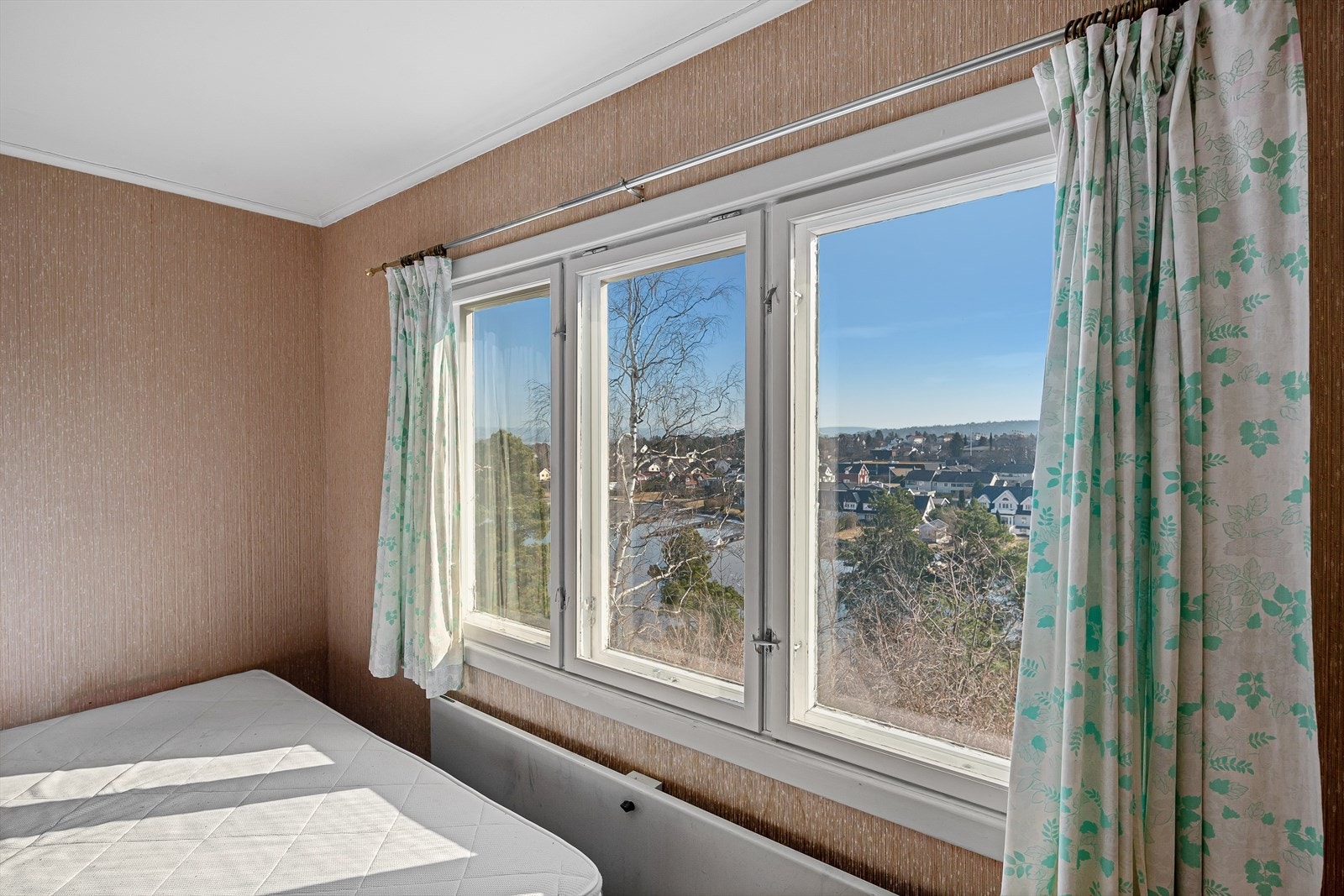 Flott utsikt også fra 2. etasje og boligens soverom. Galleribilde