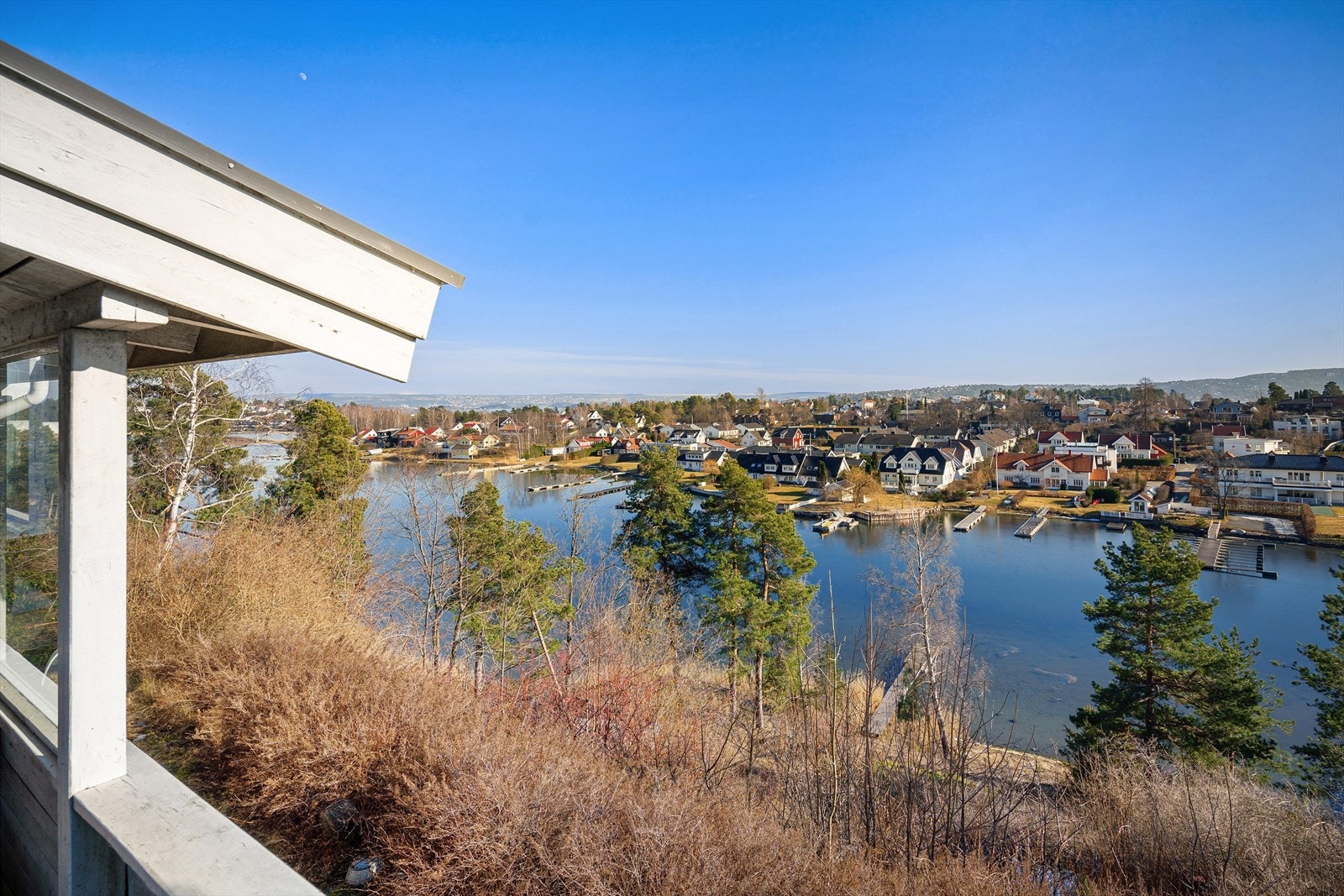 Hundsundveien er en sjønær, fredelig del av Snarøya i hovedsak bestående av frittliggende småhusbebyggelse. Galleribilde