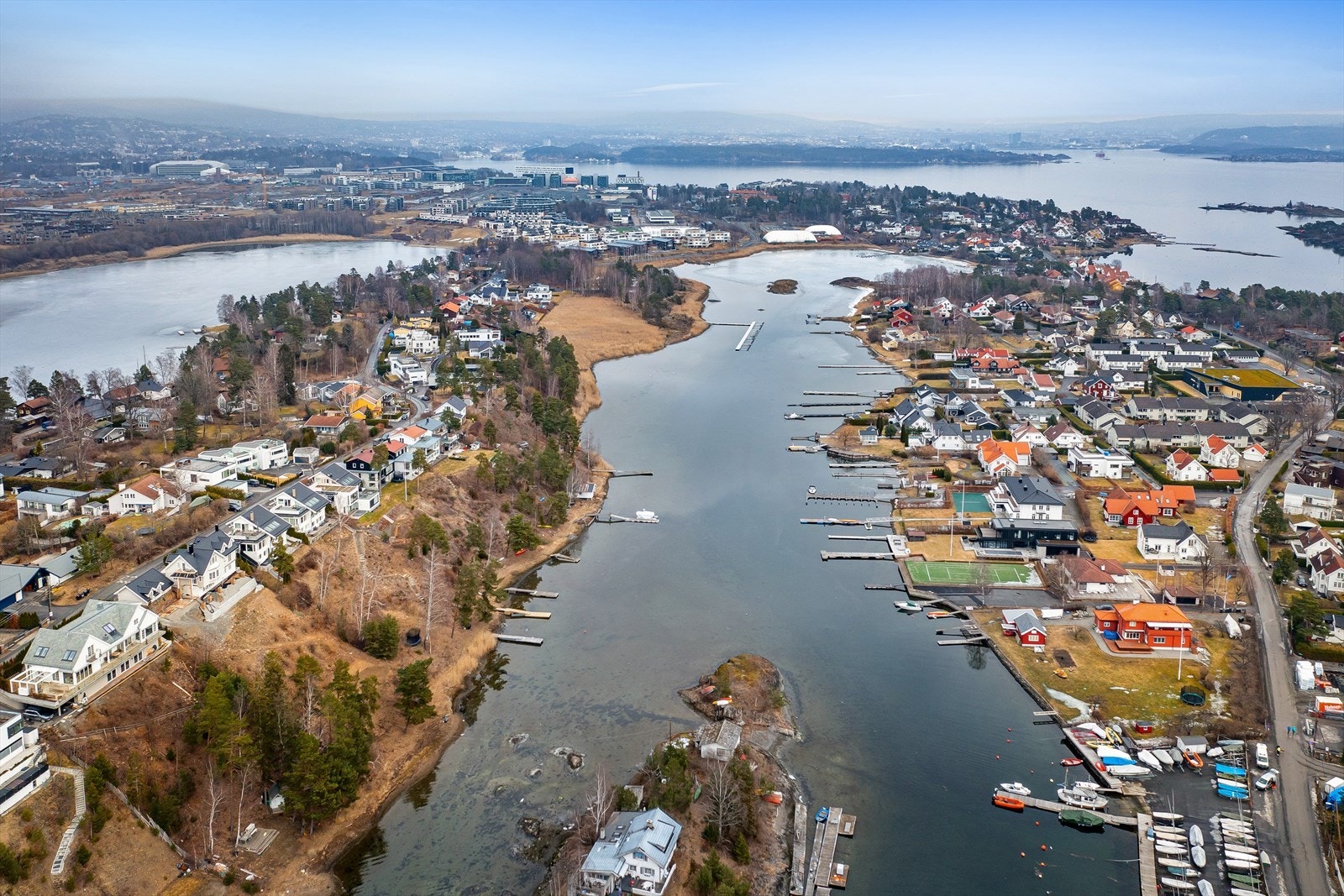 Beliggende på høydedrag med flott utsikt og gode solforhold. Galleribilde