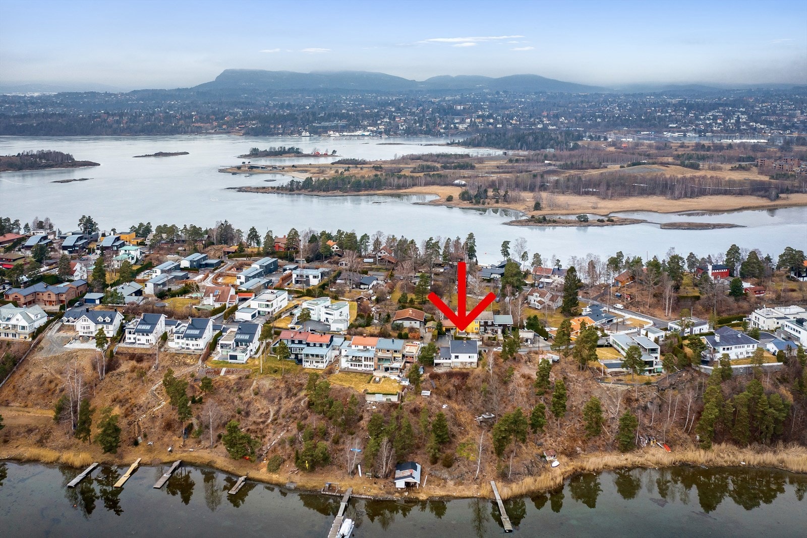 I umiddelbar nærhet er det flotte friområder med bl.a. badestrand og svaberg. Området sogner til Storøya barneskole og Hundsund ungdomsskole, og det er flere barnehager i området. Galleribilde