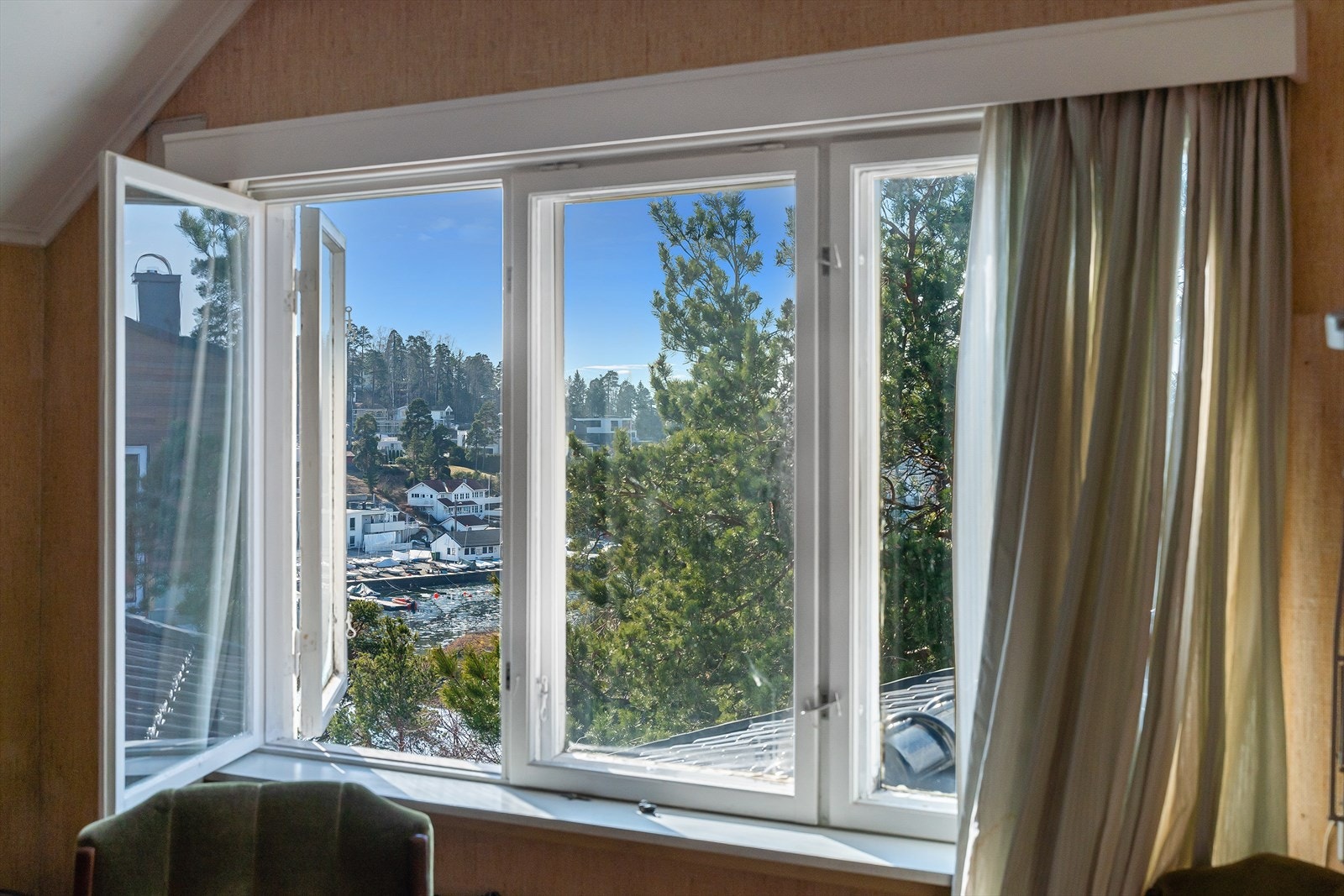 Flott utsikt også fra 2. etasje og boligens soverom. Galleribilde