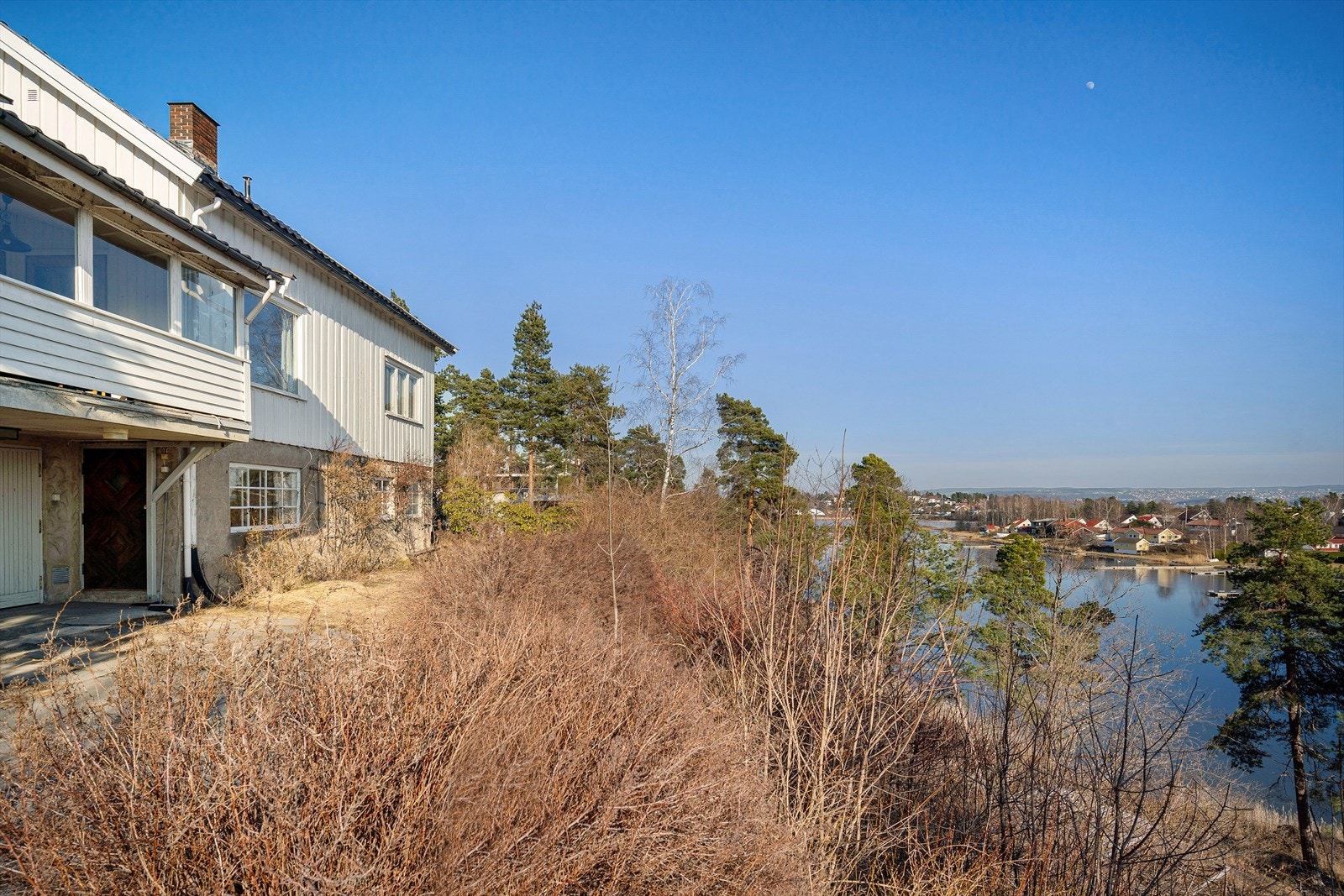 Frittliggende enebolig på en unik tomt ned mot vannet. Galleribilde