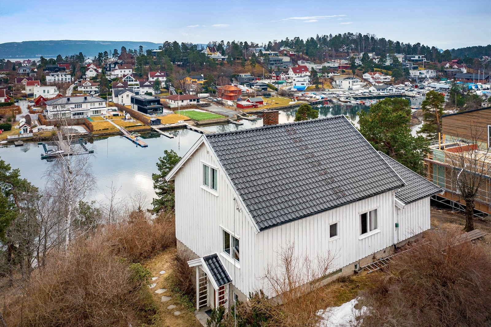 For deg som liker båtlivet og nærhet til sjøen, er eiendommen en sjelden mulighet. Snarøya/ Langodden regnes som et av Bærums mest eksklusive villastrøk. Galleribilde