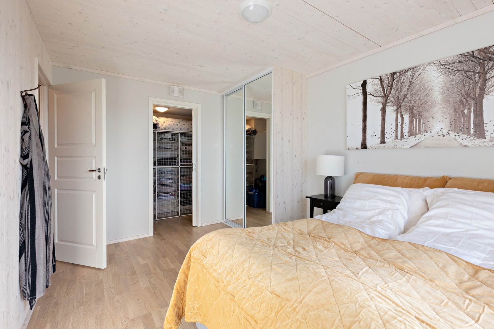 God garderobeplass i skyvedørsgarderobe og i "walk-in closet" Galleribilde