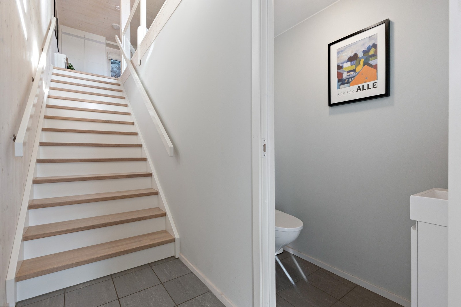 Flislagt gang og toalettrom Galleribilde