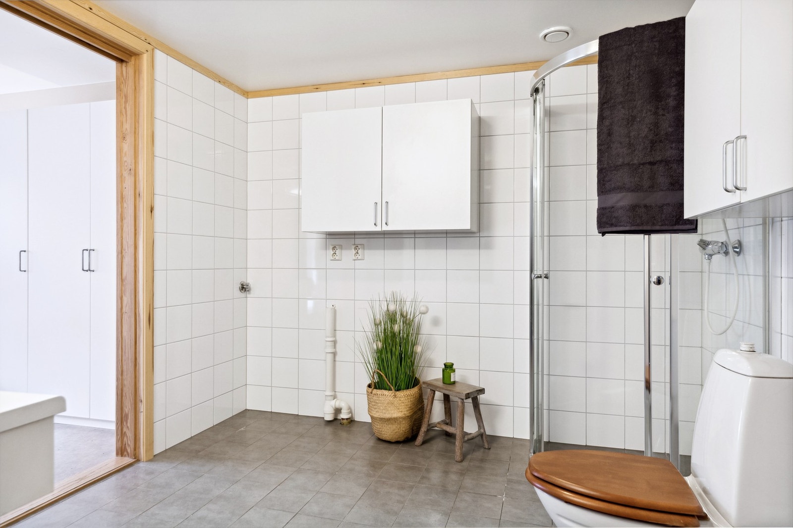 Badet har flislagte gulv/vegger, opplegg for vaskemaskin og behagelig gulvvarme. Galleribilde