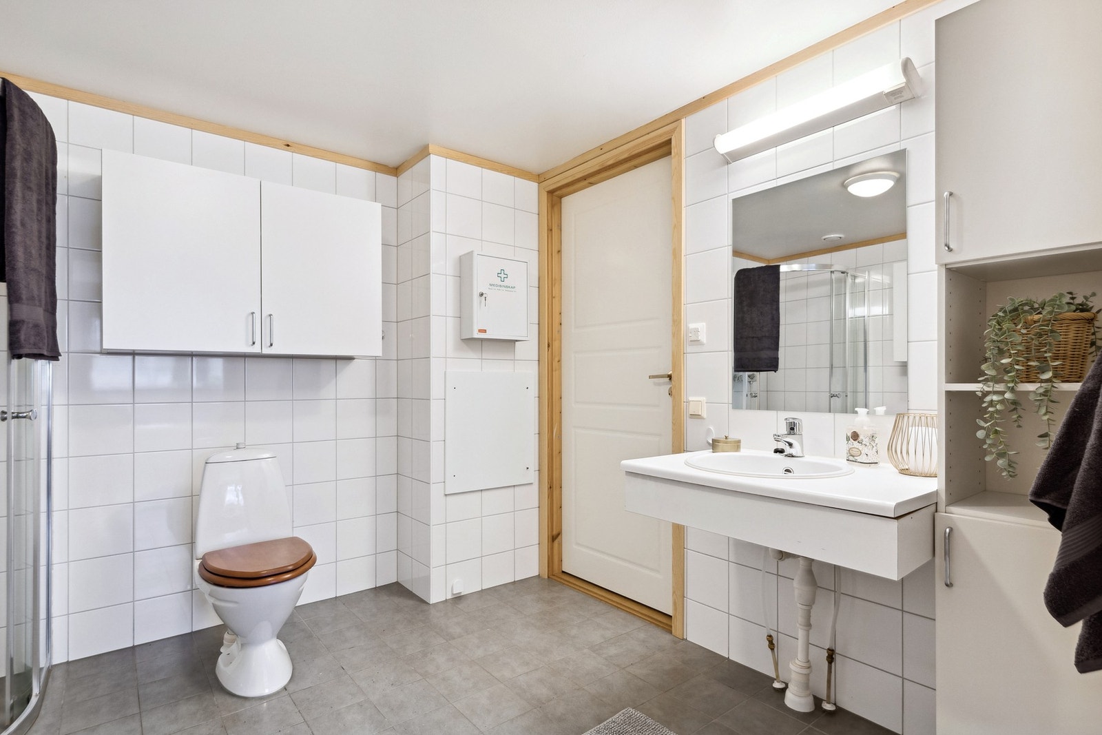 Badet er på 8 kvm og er utstyrt med servant, toalett og dusj. Galleribilde