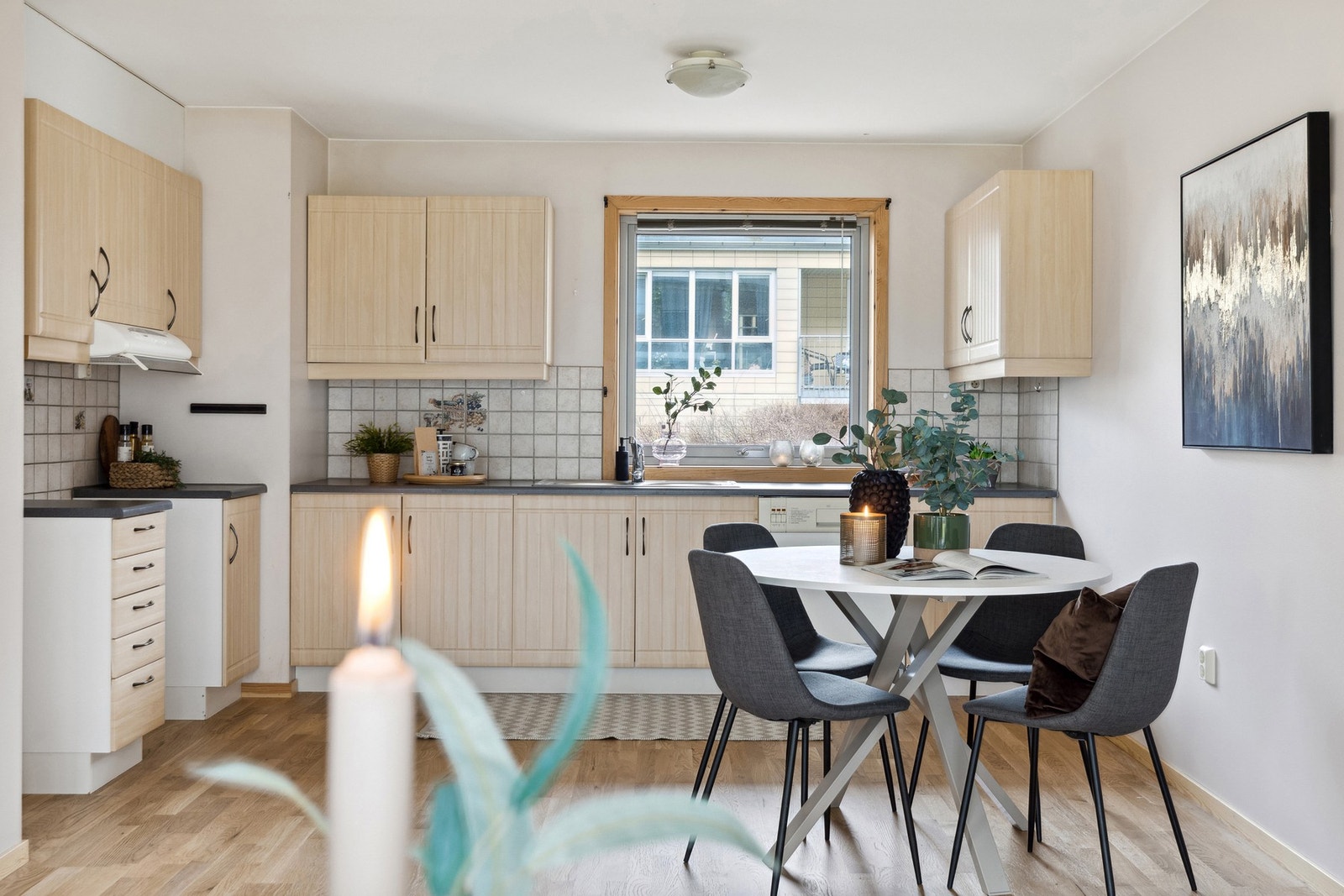 Kjøkkenet har rikelig med skap- og benkeplass. Galleribilde