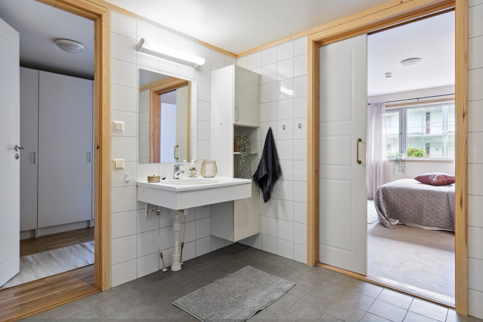 Fra badet har du direkte inngang til soverom, samt dør ut til gang. Galleribilde