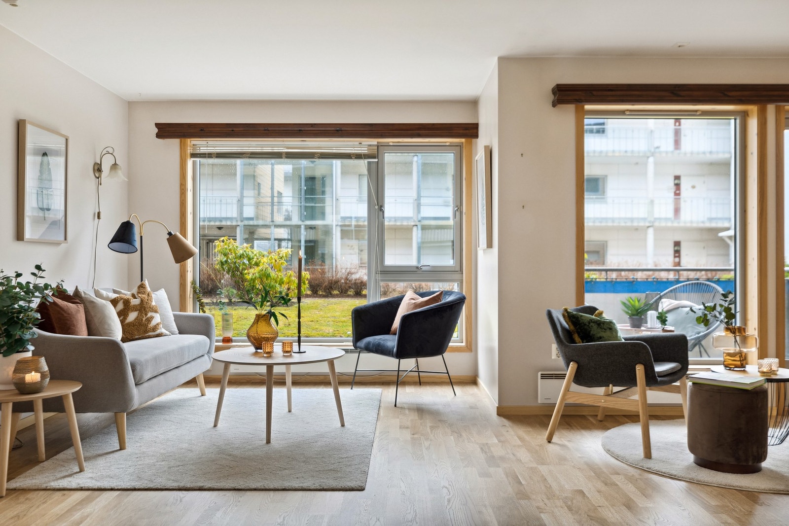 Lys og trivelig stue med store vindusflater. Galleribilde
