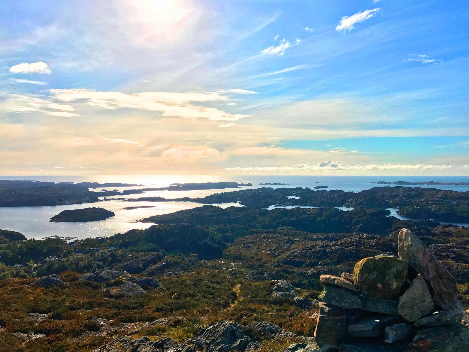 Her fra toppen av Signalfjellet med utsikt mot øyene og storhavet i vest.