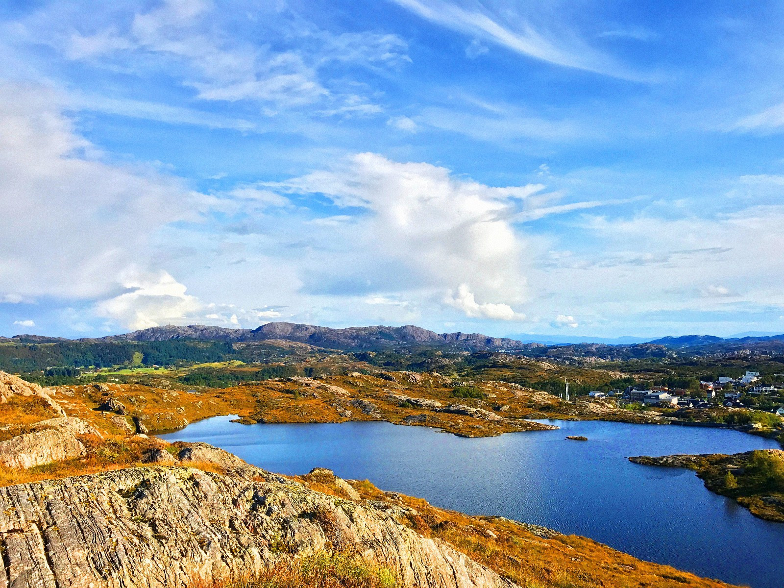 Utsikt fra Signalfjellet mot sør-øst. Her ser du Signalvatnet i forkant, så boligfeltet og resten av Halsvarden/Ulveset lengre nedover og Liatårnet i bakgrunnen.