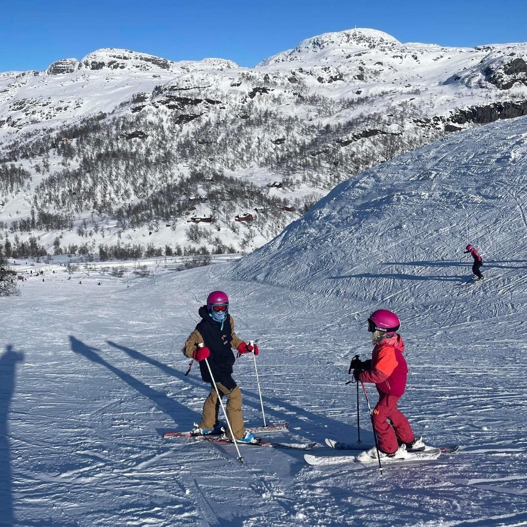 Gullingen skitrekk ligger like ved, en kan renne på ski fra slalombakken og ned til hyttetomtene Galleribilde