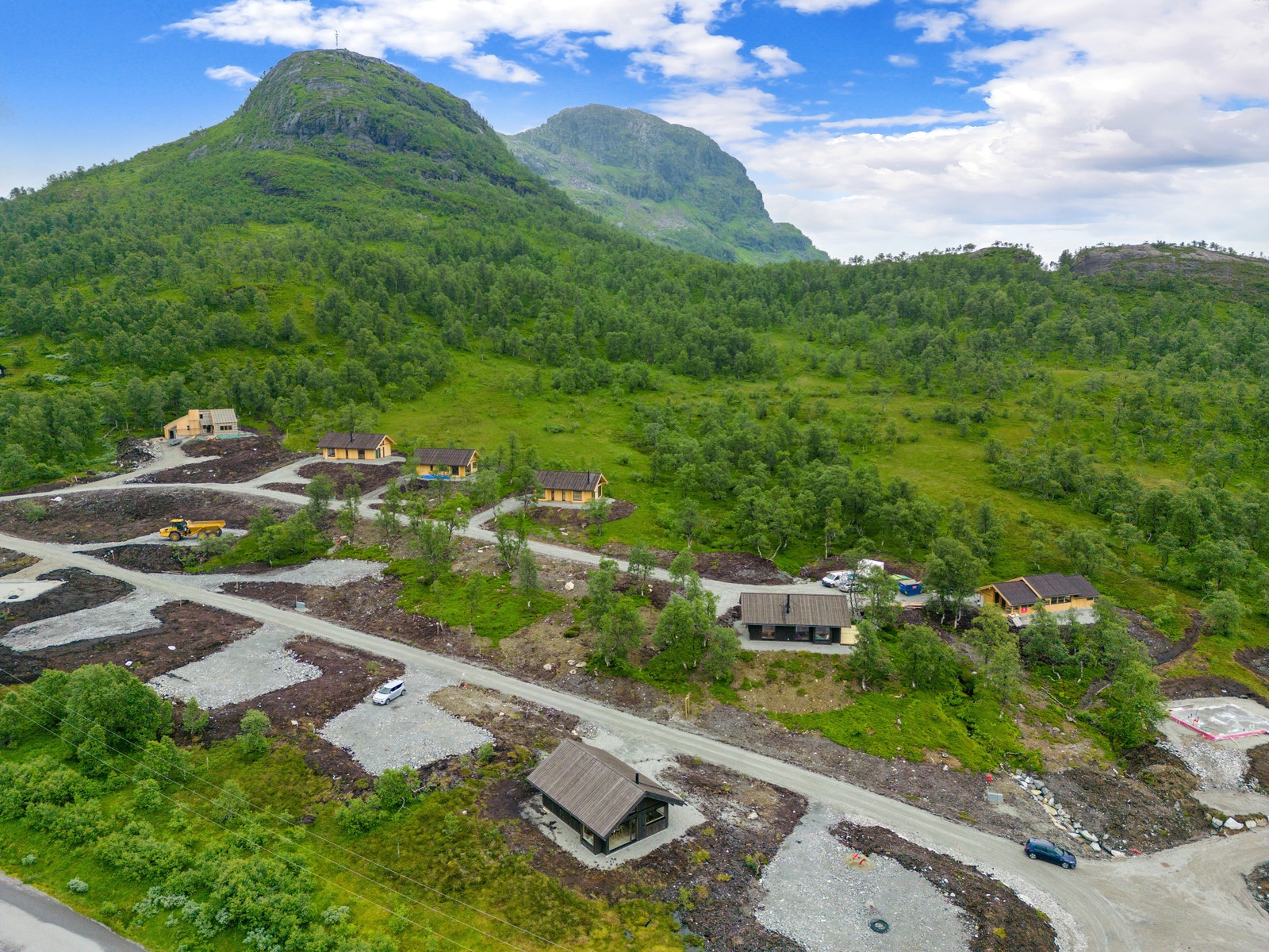 Bilvei helt frem til tomtene med egen parkering på tomt. Feltet brøytes om vinteren Galleribilde
