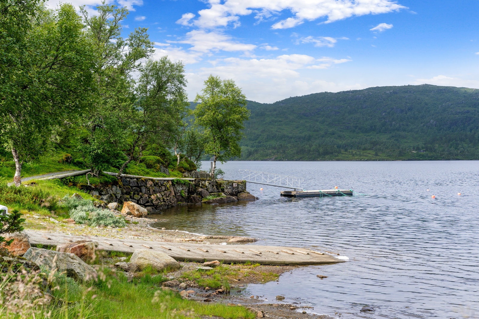 Mosvatnet med populære badeplasser Galleribilde