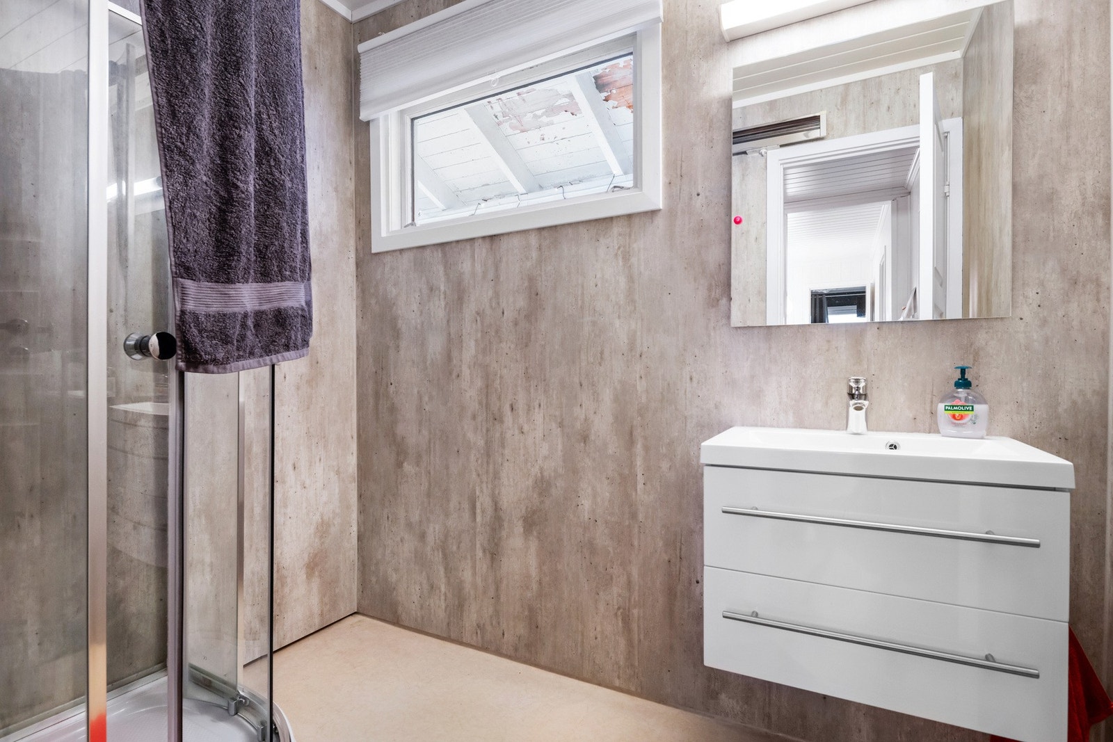 Badet i hovedetasjen ble oppgradert med våtromsplater i 2018 Galleribilde