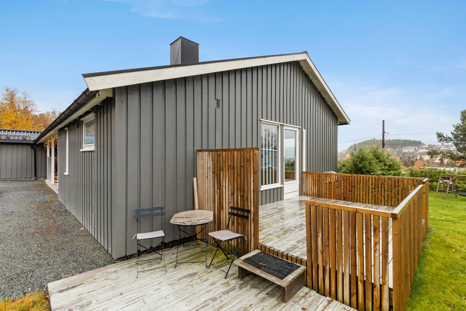 Flott terrasse med nedgang til den frodige hagen Galleribilde