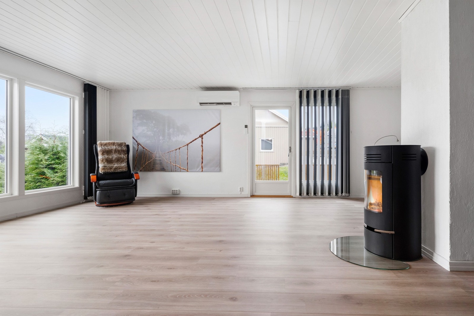 Boligen har en effektiv oppvarming med vedfyring og varmepumpe i begge etasjer. Fra stua har du utgang til solrik terrasse og hage Galleribilde