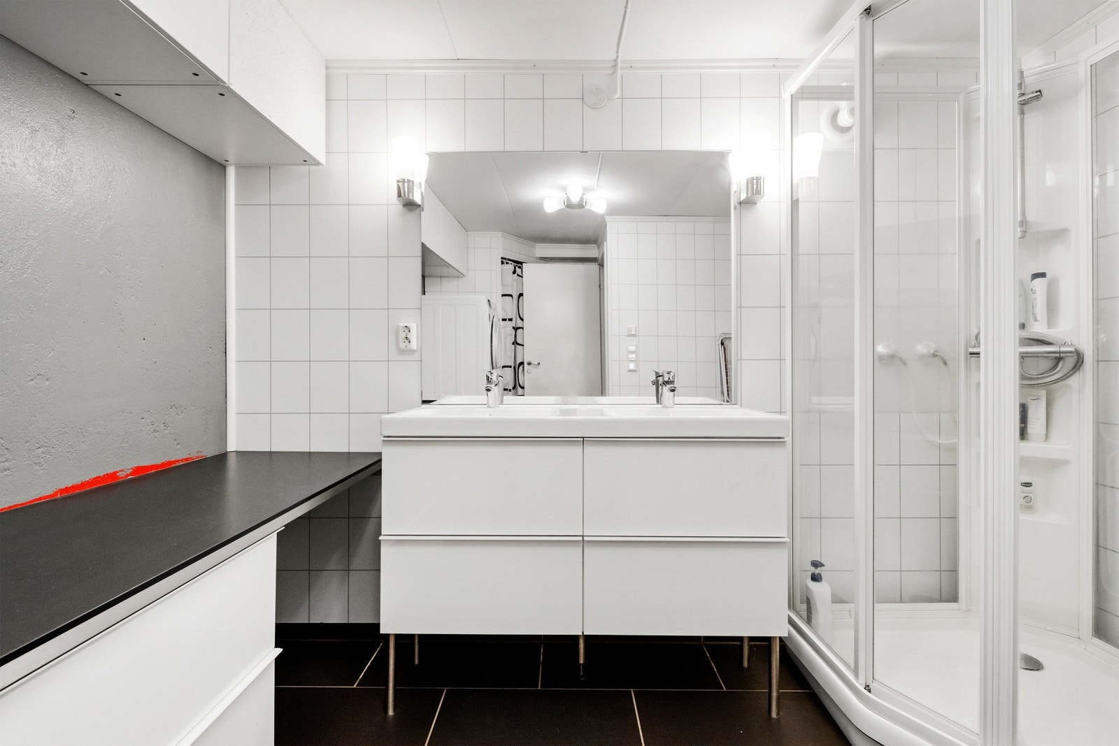 Stort bad med dusjkabinett og moderne innredning med dobbelservant Galleribilde