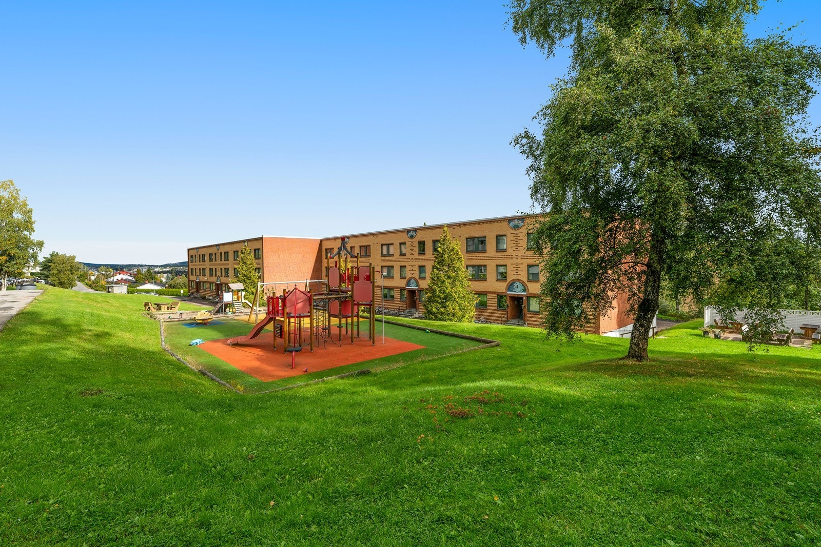 "Kort vei til offentlig kommunikasjon. Gåavstand til bussholdeplass (7 min), Lillestrøm togstasjon (5 min med bil). Kort vei til Marikollen senter, og skog og mark. Masse turmuligheter" Galleribilde