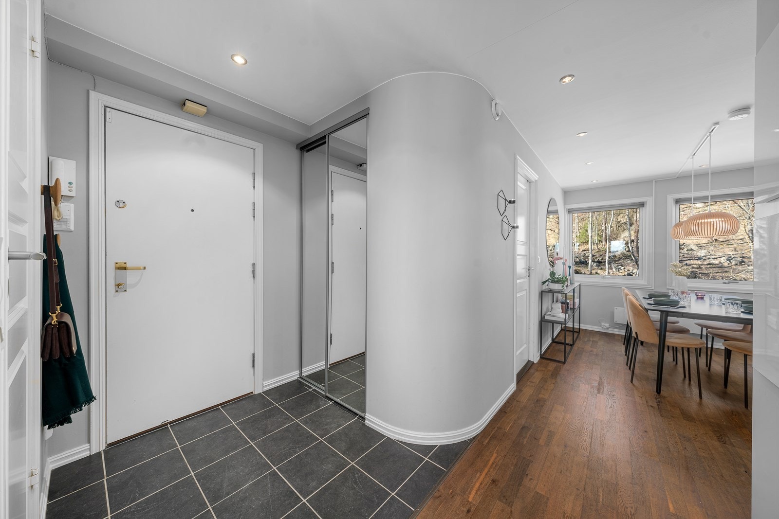 I inngangspartiet er det skyvedørsgarderobe med speilfronter, og ved inngangsdøren er det montert dørcalling med åpner. Galleribilde