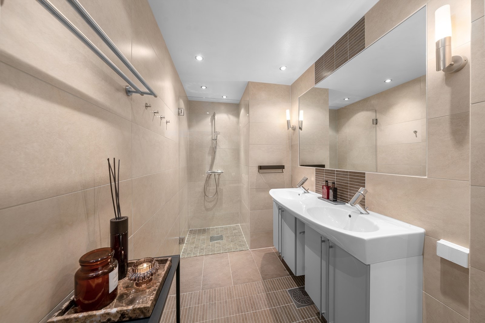 Badet ble renovert av tidligere eier i 2006, og fremstår som delikat, lyst og nøytralt. Galleribilde