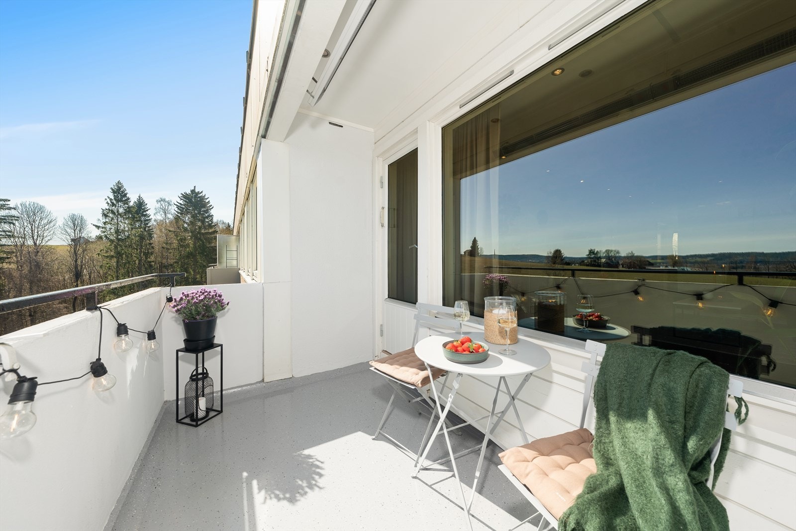 Dette er den perfekte plassen for dagens første kaffekopp i morgensolen, og det er fritt utsyn over de velstelte fellesarealene. Galleribilde