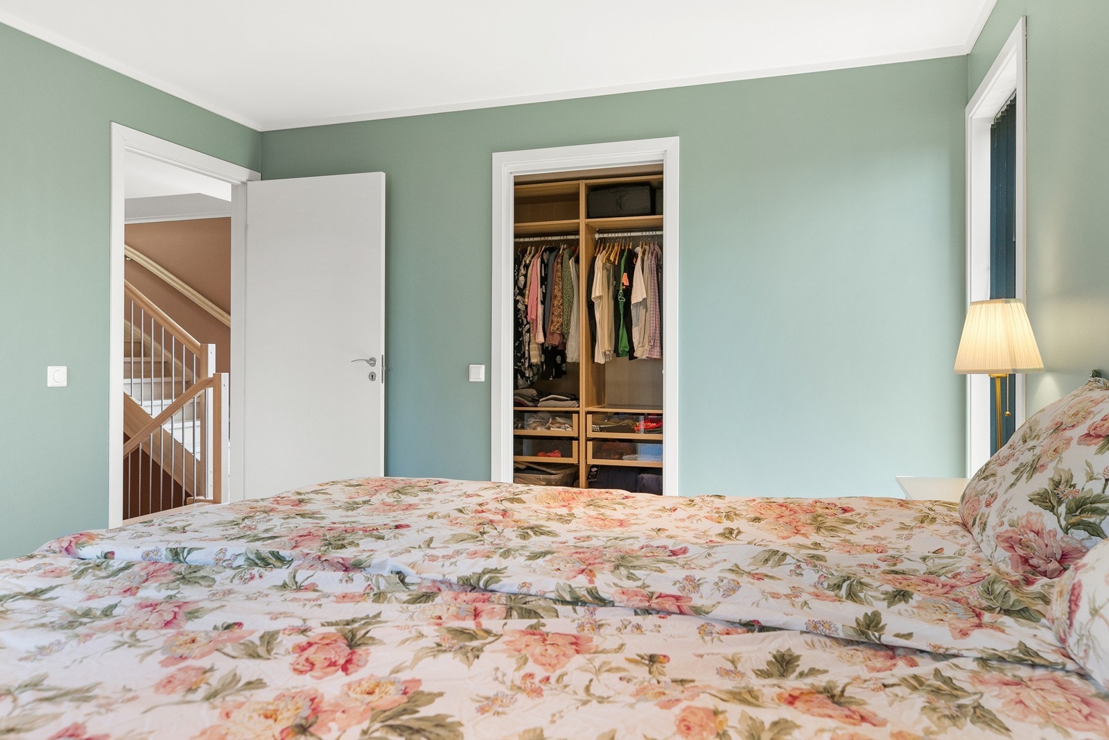 Og tilhørende walk-in closet Galleribilde